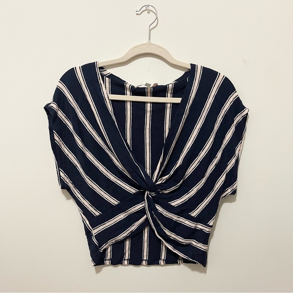 Tops - 🌻NWOT Navy, white, & light pink cropped top front knot